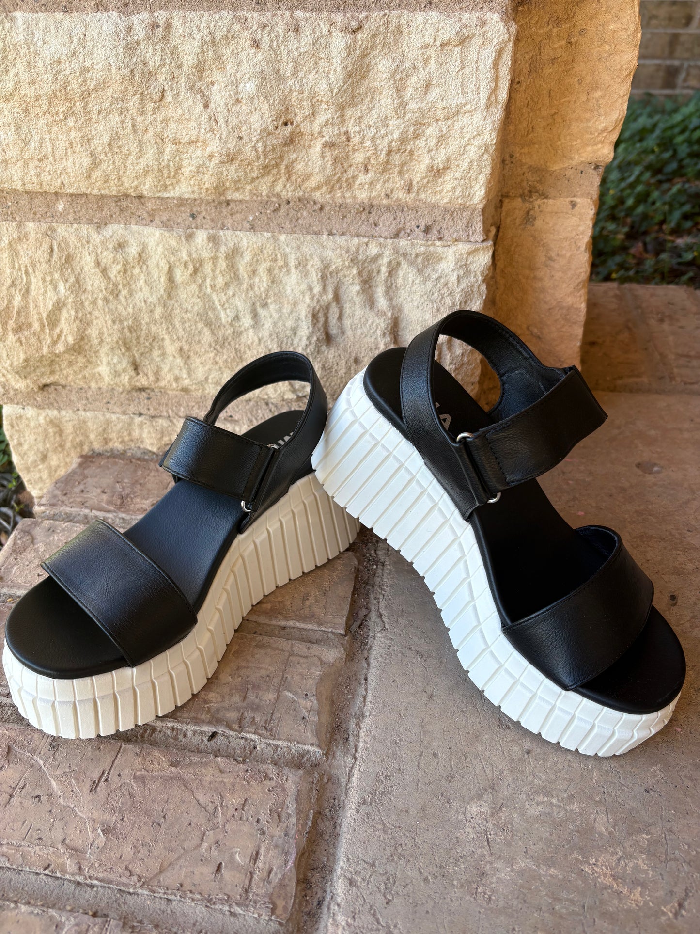 Black Mia Yuri Platform Sandles